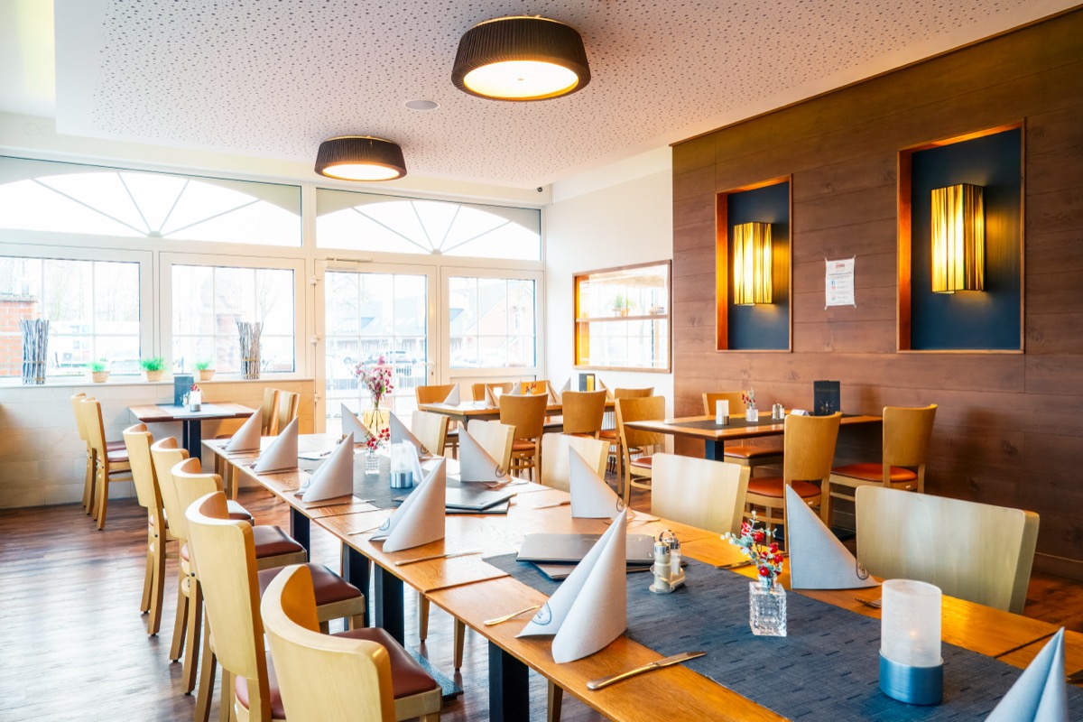 feiern-restaurant-2 Restaurant Hotel Ripken zweiter Blick mit Bogenfenstern