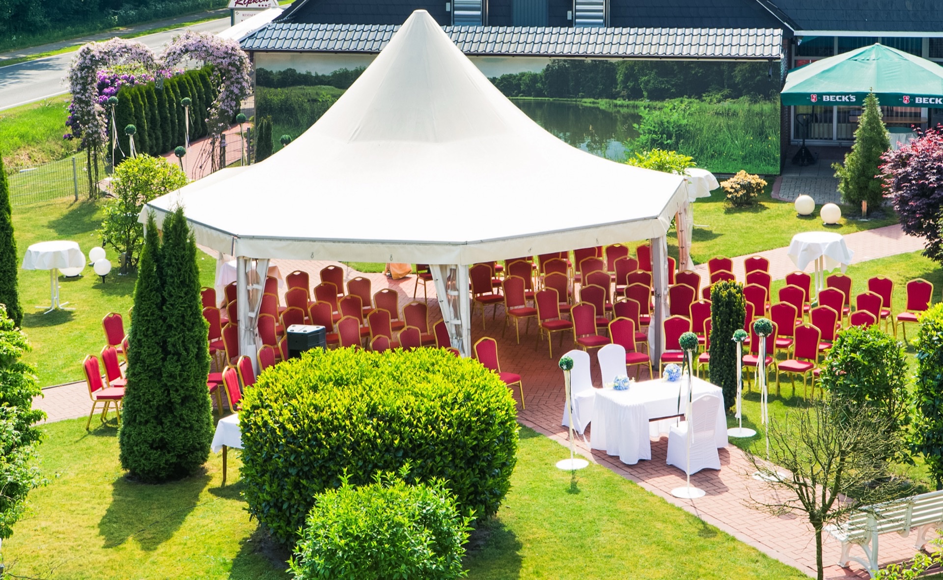 Hochzeitsgarten mit Pavillon im Hotel Ripken