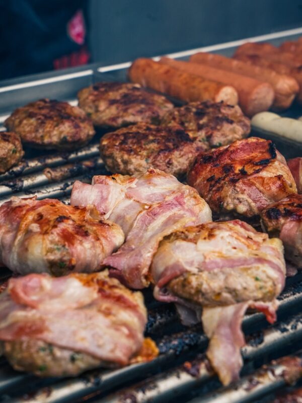 Frikadellen und Würste vom Grill