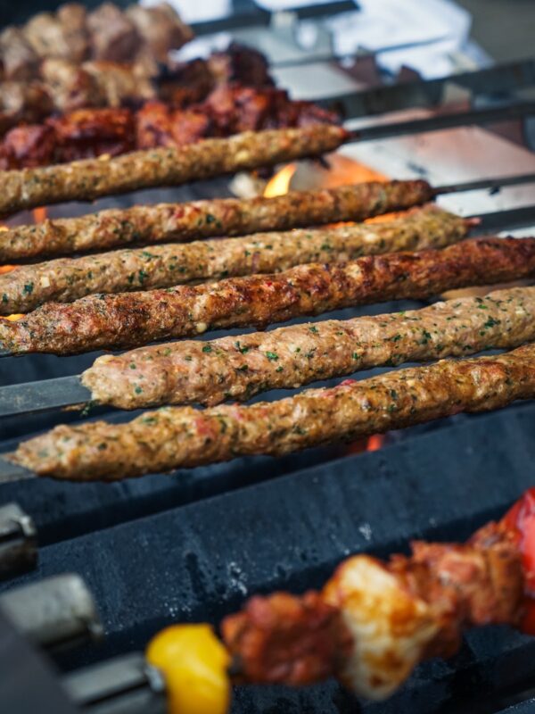 Köfte-Spieße auf dem Grill