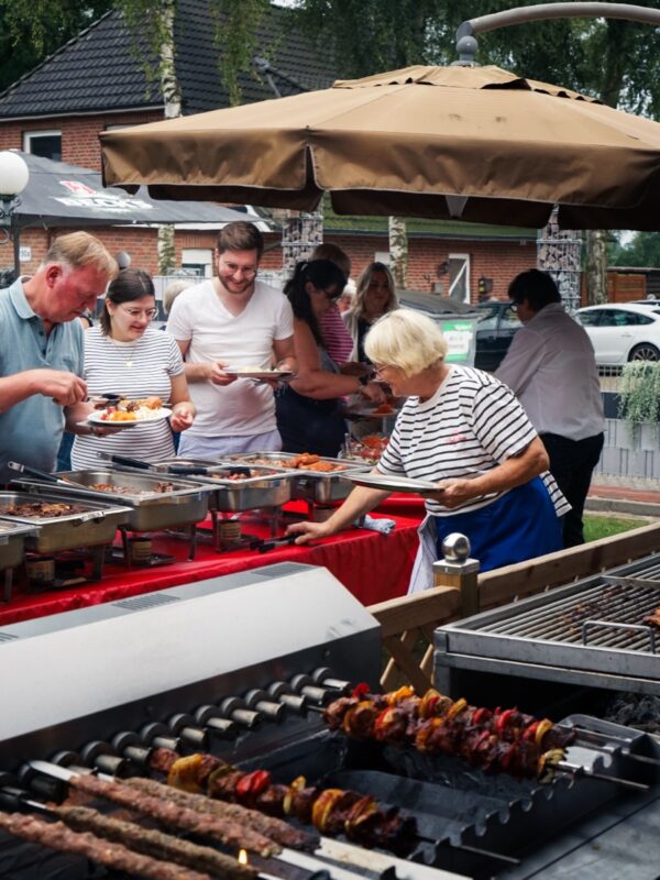 Gäste am Grillbuffet