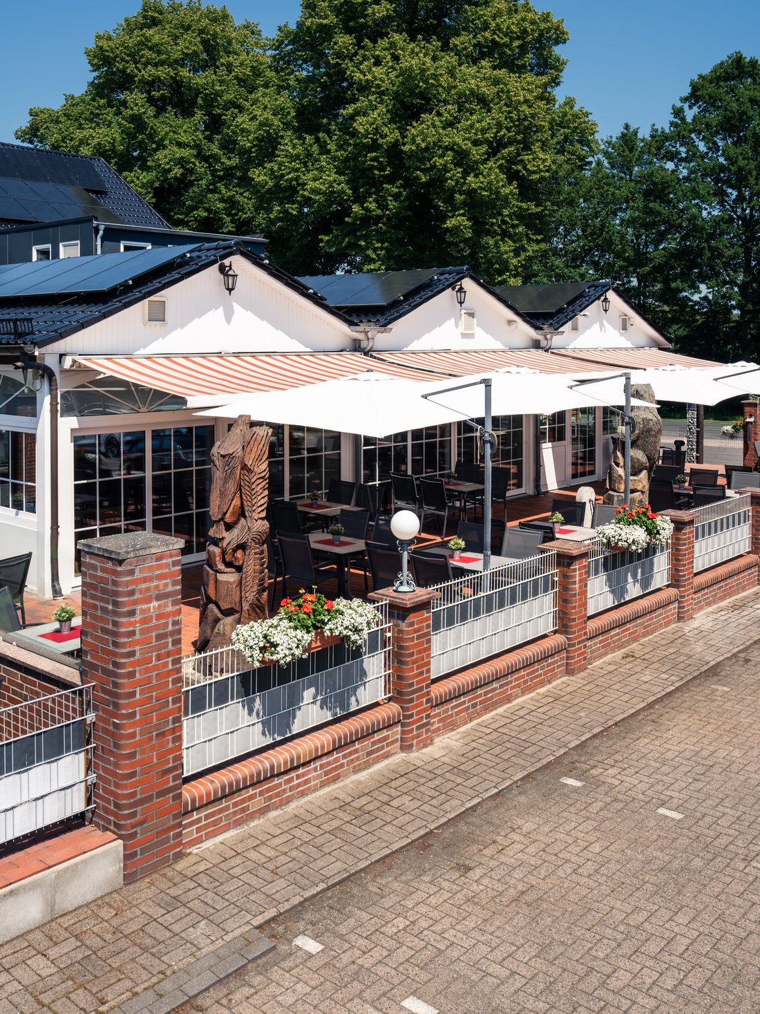 Sonnenterrasse mit Schirmen am Restaurant Ripken