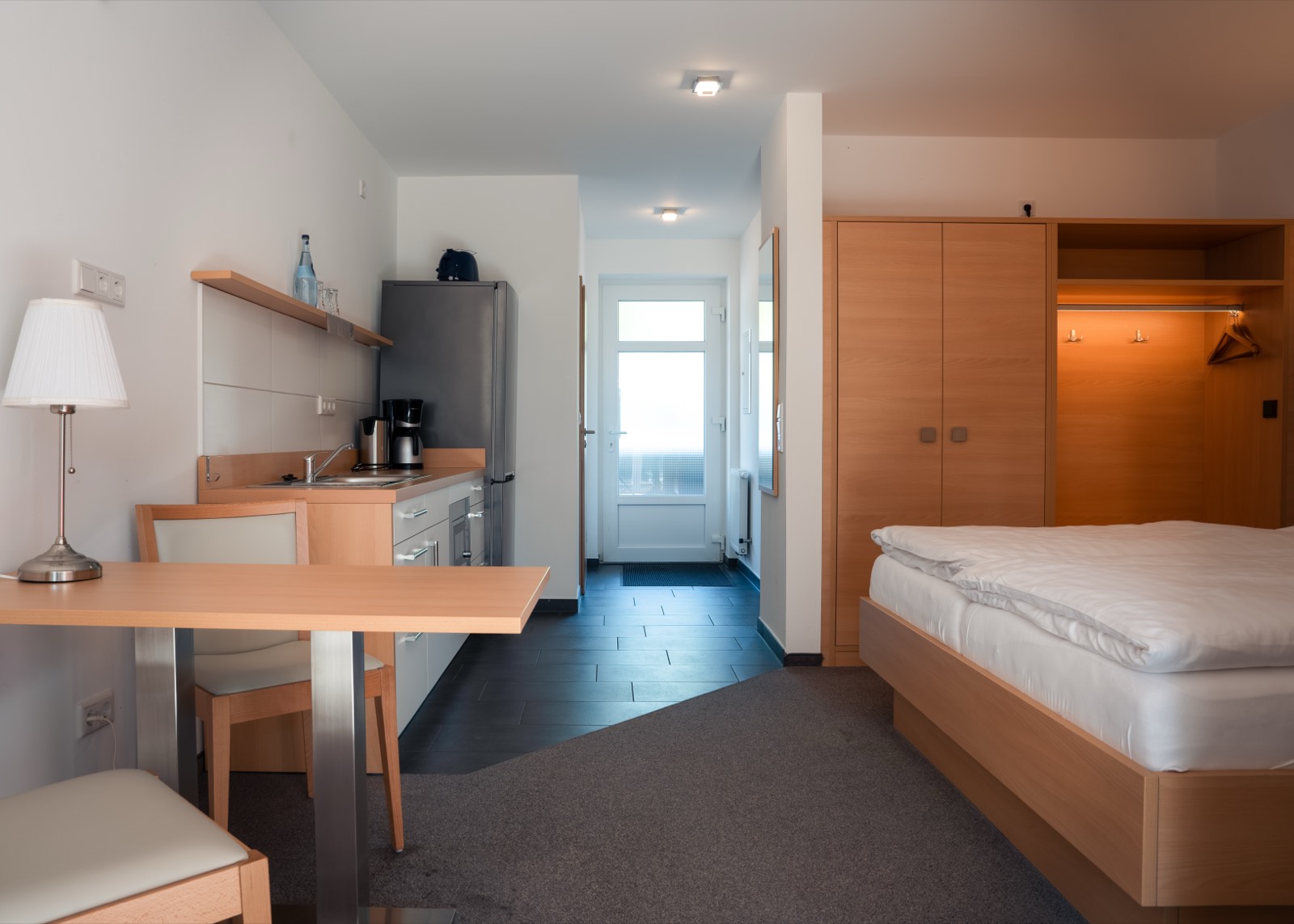 Apartment im Hotel Ripken mit Einbauküche, Essecke, Boxspringbett und großem Kleiderschrank