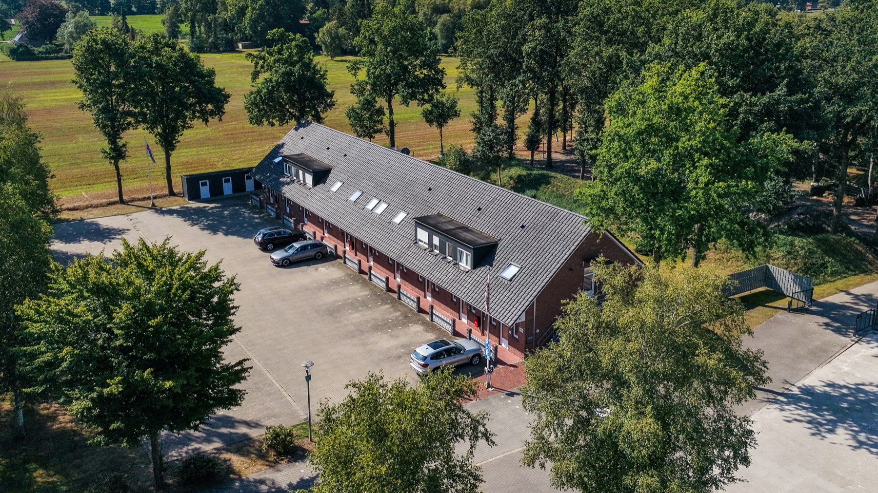 Luftbild des Apartmenthauses vom Hotel Ripken in Hatten bei Oldenburg mit eigenem Parkplatz
