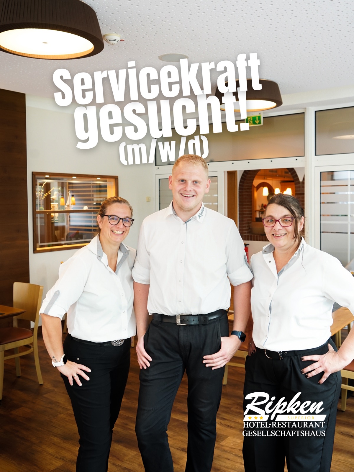 Drei Servicekräfte im Restaurant des Hotel Ripken, Schriftzug Servicekraft gesucht