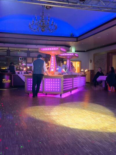 Fahrbares Grünkohlbuffet beleuchtet auf der Tanzfläche im Saal von Hotel Ripken
