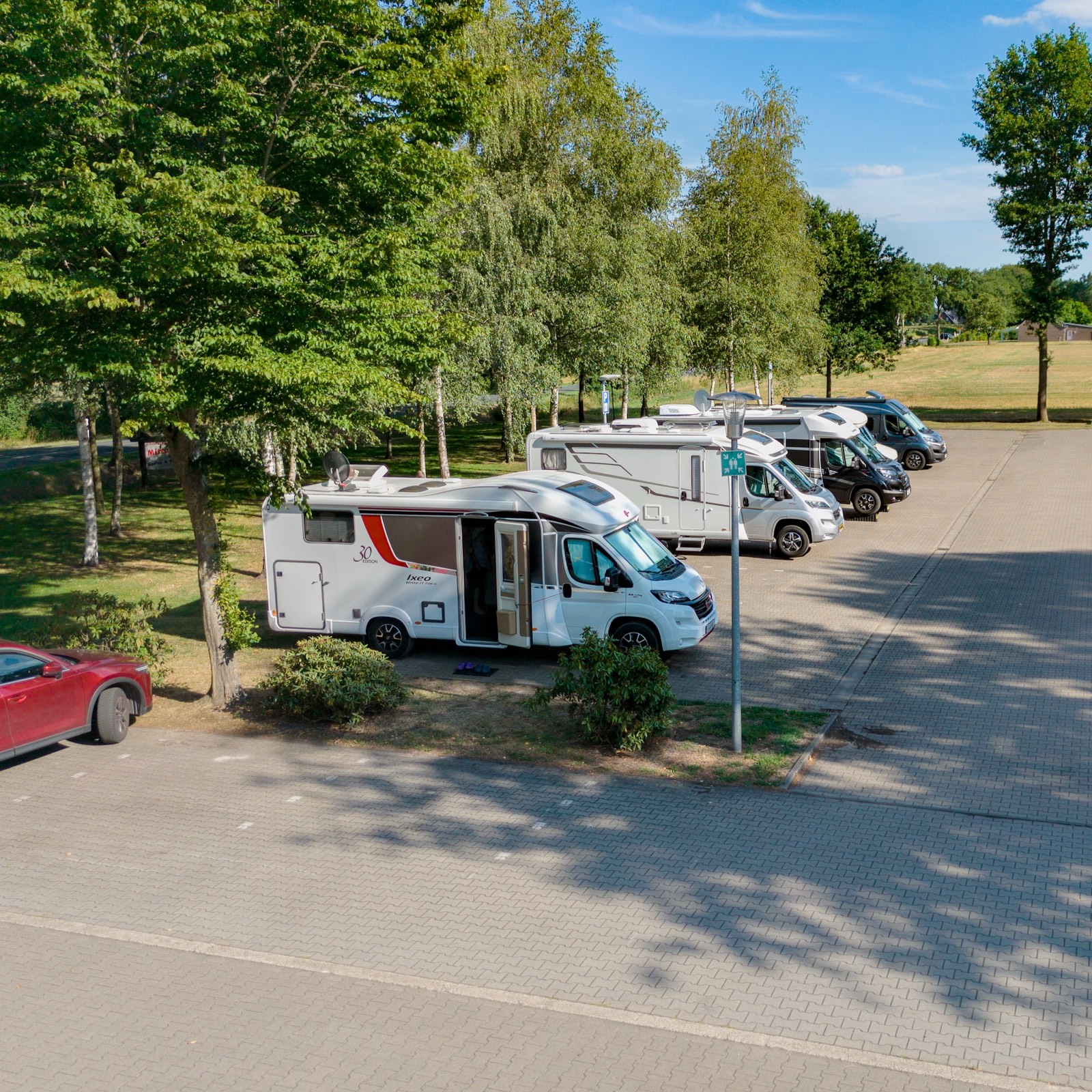 Wohnmobile auf dem gepflasterten Stellplatz am Hotel Ripken in Hatten bei Oldenburg